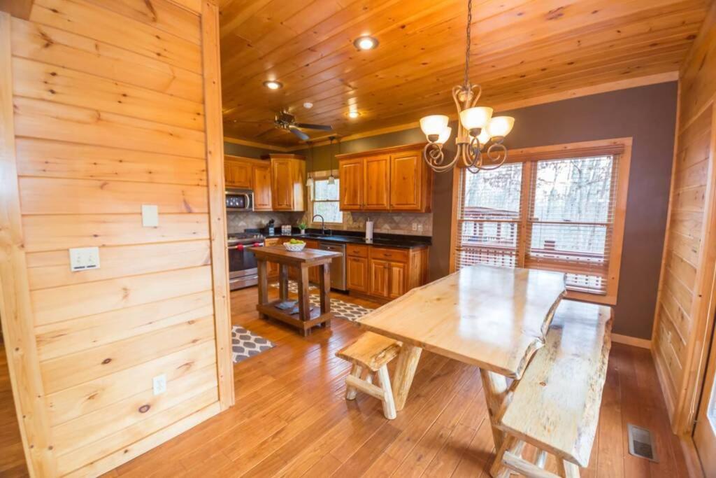 Christmas Lodge-Secluded Near Downtown Blue Ridge Exterior photo